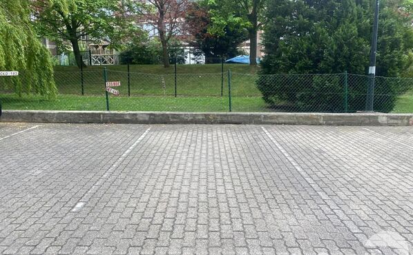 Buitenstaanplaats te huur in Schaerbeek