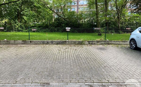Buitenstaanplaats te huur in Schaerbeek