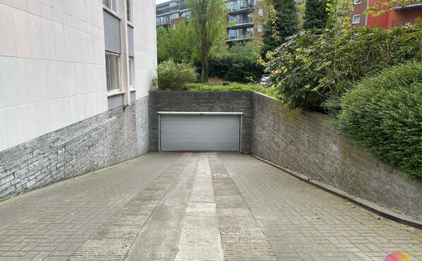 Closed garage for sale in Evere