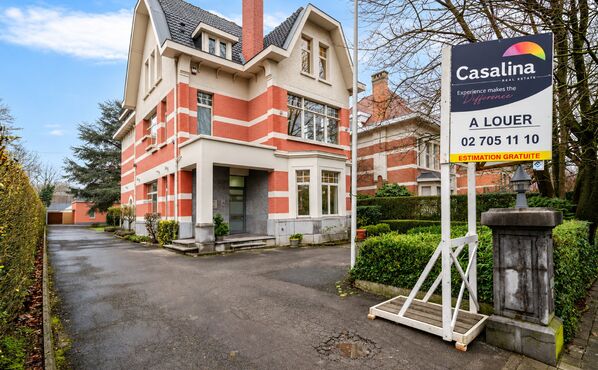 Gebouw voor gemengd gebruik te huur in Schaerbeek